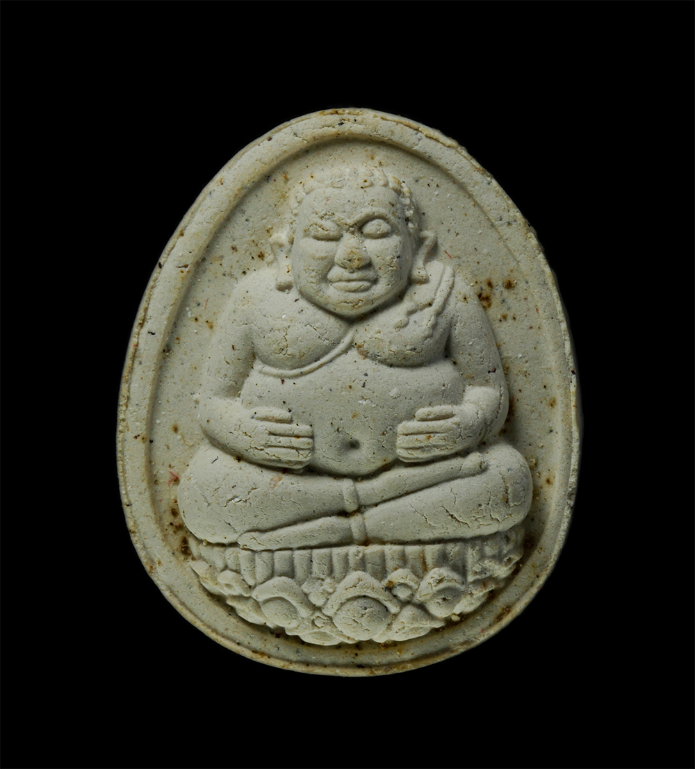 21Dec24 (68)p.jpg - พระสังกัจจายน์ พระผงของขวัญมหามงคล หลวงพ่อมหาสวัสดิ์ สำหนักเม้าสุขขา จ.ชลบุรี ประธานจุดเทียนชัย พระเกจิอาจารย์หลายท่าน ร่วมปลุกเสก ปี2542 รุ่นสร้างพระ [..] | https://kamulet.in.th